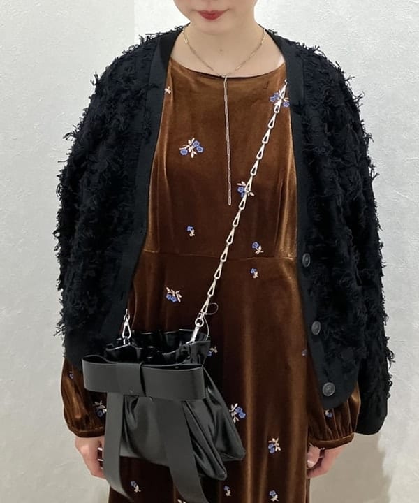 森本 理絵さんの「BEAMS WOMEN｜ベロア 刺繍 ワンピース」を使ったコーディネート