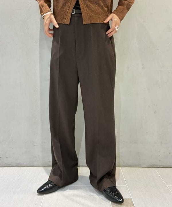 津藤 理佐子さんの「BEAMS WOMEN｜maturely / リサイクル ポリエステル ベルト アレンジ パンツ」を使ったコーディネート