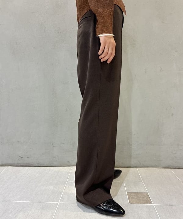 津藤 理佐子さんの「BEAMS WOMEN｜maturely / リサイクル ポリエステル ベルト アレンジ パンツ」を使ったコーディネート