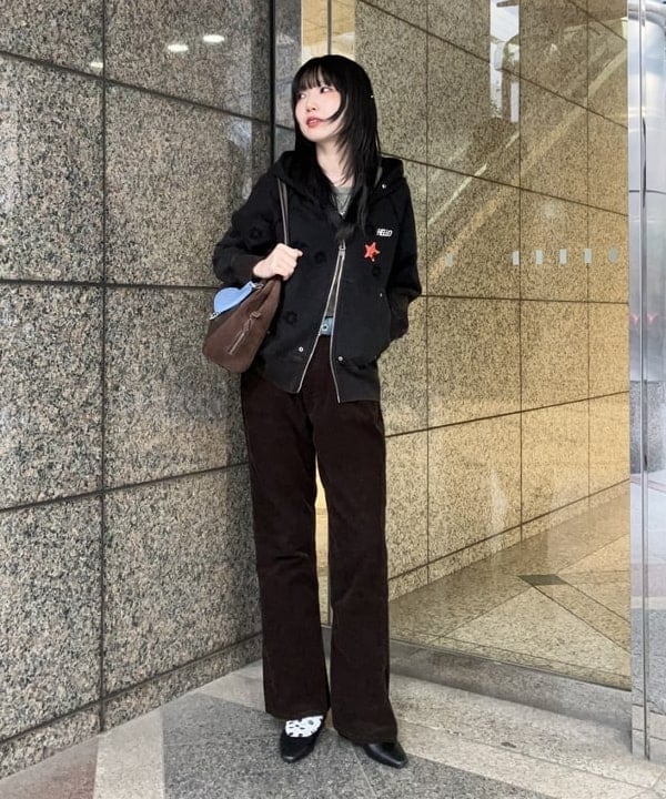 加歩さんの「BEAMS WOMEN｜コード フレア パンツ」を使ったコーディネート