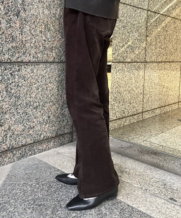 加歩さんの「BEAMS WOMEN｜コード フレア パンツ」を使ったコーディネート