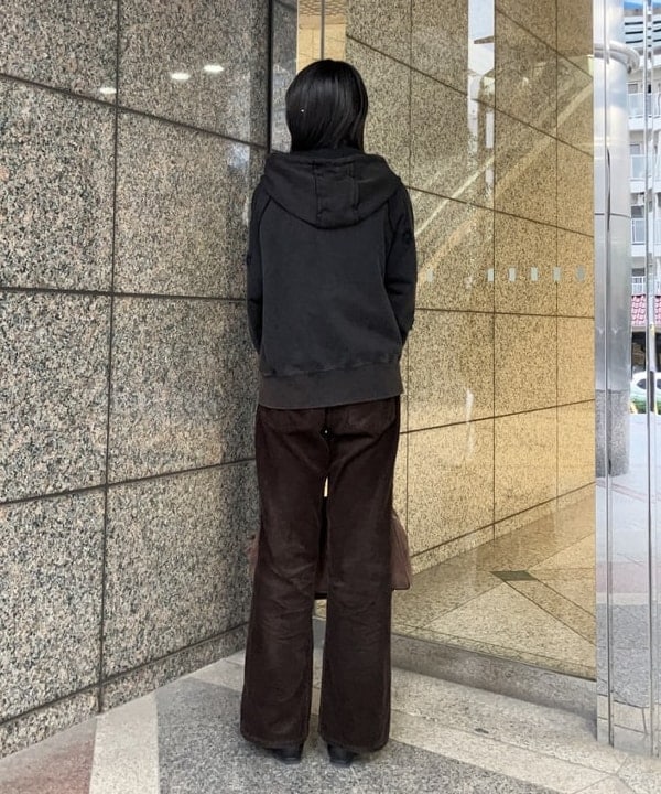 加歩さんの「BEAMS WOMEN｜コード フレア パンツ」を使ったコーディネート