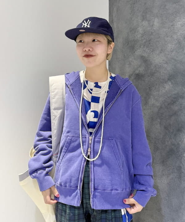 yokoyama shionさんの「BEAMS WOMEN｜【別注】REMI RELIEF / Sweat Zip Hoodie」を使ったコーディネート