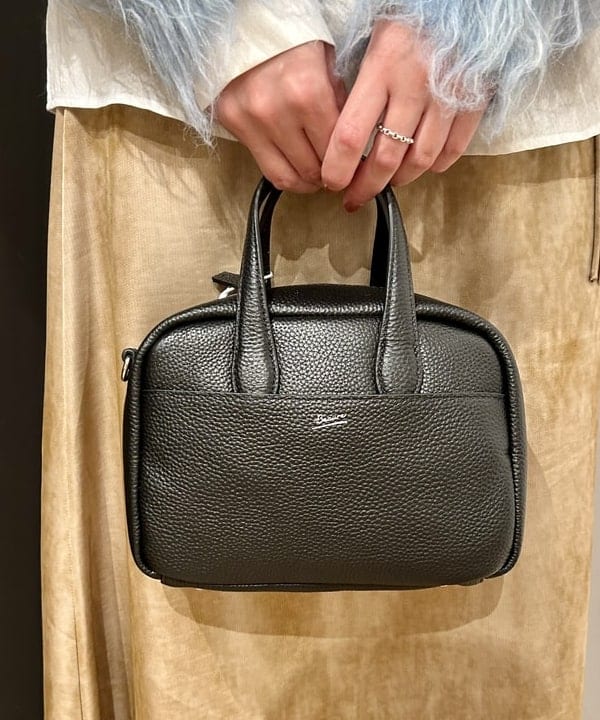 早川 萌子さんの「BEAMS WOMEN｜RBS / ミックスシャギー クルーネック カーディガン」を使ったコーディネート