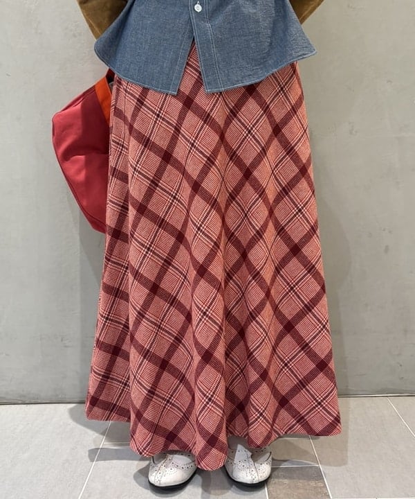 大石彩可さんの「BEAMS WOMEN｜ニュースペーパーバッグ ミニ」を使ったコーディネート