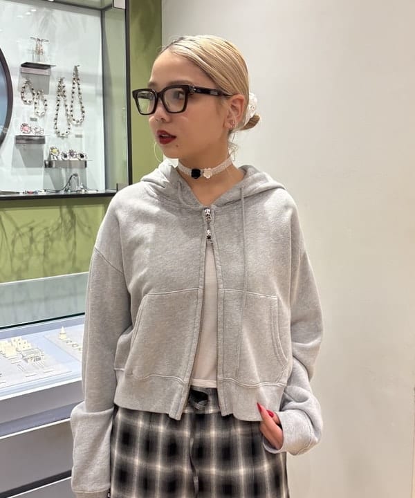 山本 里南さんの「BEAMS WOMEN｜スウェット ジップ フーディー」を使ったコーディネート