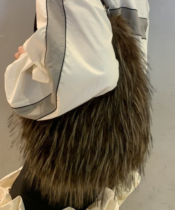 れいなさんの「BEAMS WOMEN｜ロング ファー バッグ」を使ったコーディネート