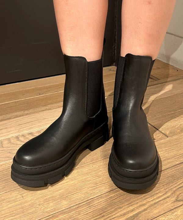 佐藤 亜美さんの「BEAMS WOMEN｜【別注】YanYan / June Dress」を使ったコーディネート