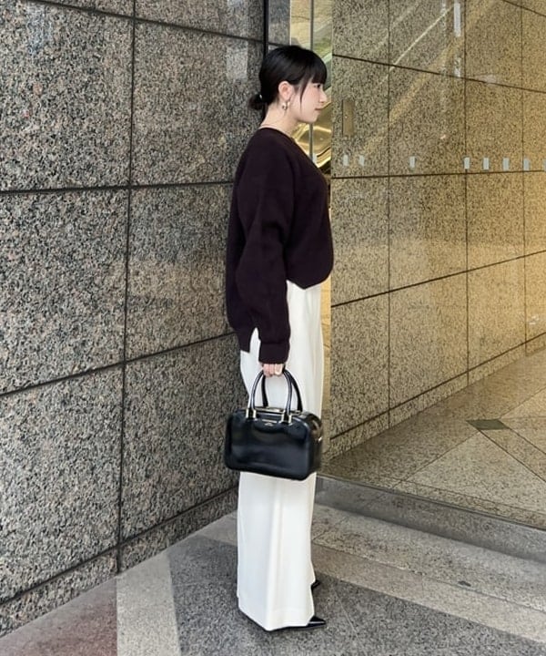 大槻 まひろさんの「BEAMS WOMEN｜【別注】BATONER / カシミヤフォックス クルーネック ニット」を使ったコーディネート