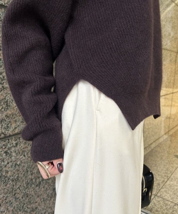 大槻 まひろさんの「BEAMS WOMEN｜【別注】BATONER / カシミヤフォックス クルーネック ニット」を使ったコーディネート