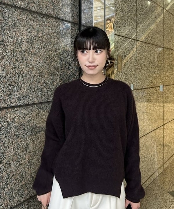 大槻 まひろさんの「BEAMS WOMEN｜【別注】BATONER / カシミヤフォックス クルーネック ニット」を使ったコーディネート