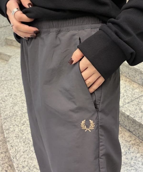 amiriさんの「BEAMS WOMEN｜【別注】FRED PERRY / SHELL PANTS」を使ったコーディネート