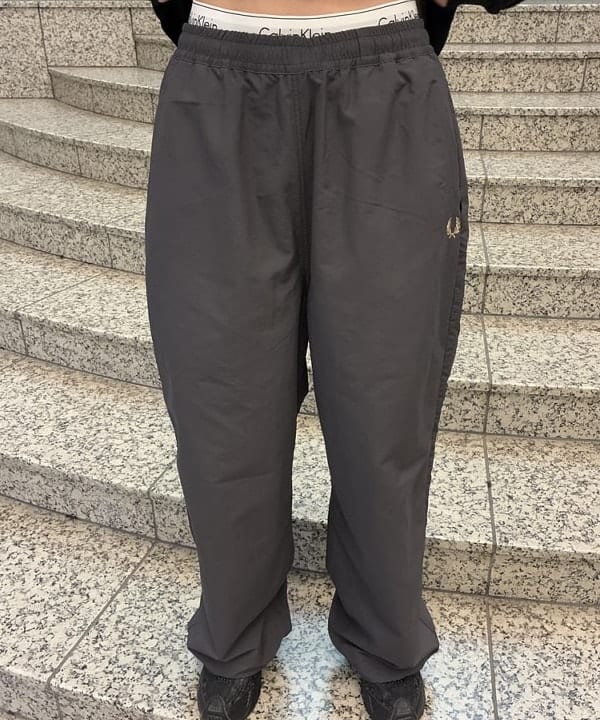 amiriさんの「BEAMS WOMEN｜【別注】FRED PERRY / SHELL PANTS」を使ったコーディネート