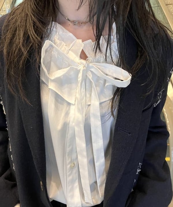加歩さんの「BEAMS WOMEN｜フリルカラー リボン ブラウス」を使ったコーディネート