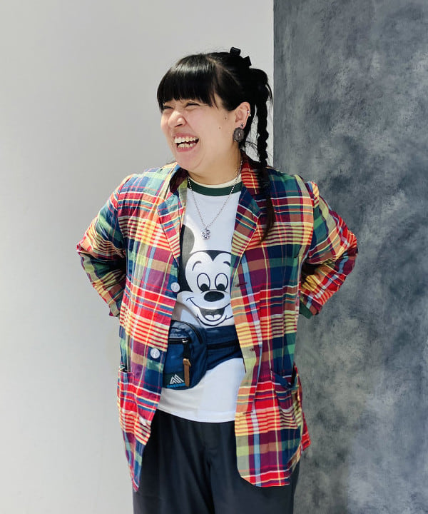 佐藤 歩さんの「BEAMS WOMEN｜【別注】Gramicci / 2プリーツ ワイド スラックス 25FW」を使ったコーディネート