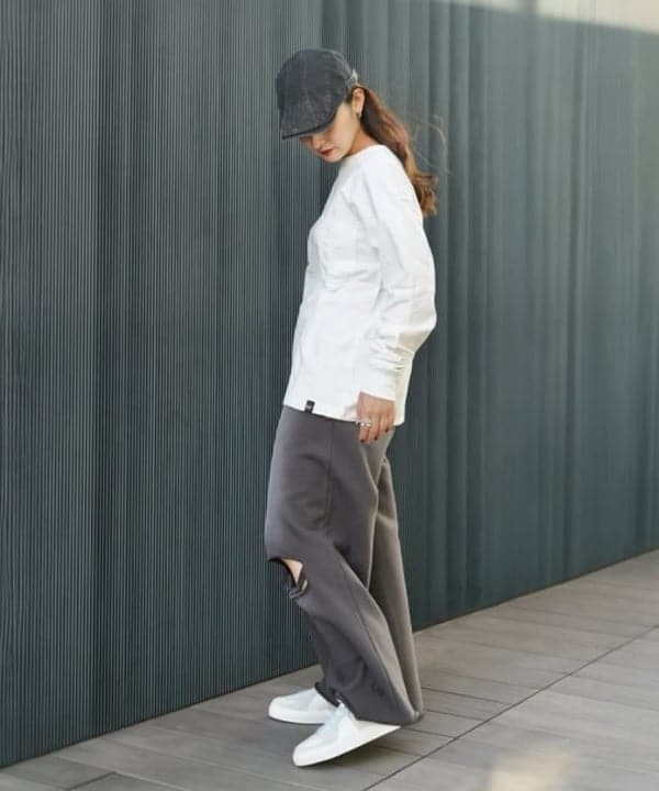 松本 佳菜子さんの「BEAMS WOMEN｜ダメージ スウェット パンツ」を使ったコーディネート