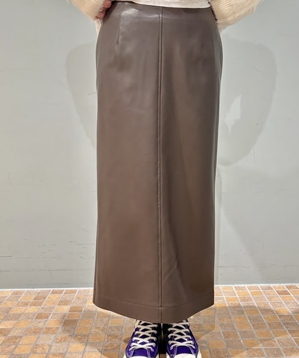 YABUさんの「BEAMS WOMEN｜フェイクレザー セミタイトスカート」を使ったコーディネート