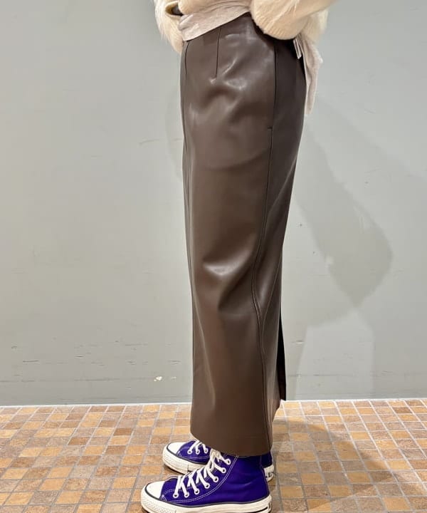 YABUさんの「BEAMS WOMEN｜フェイクレザー セミタイトスカート」を使ったコーディネート