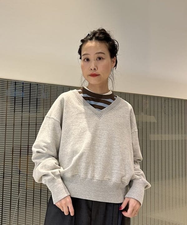 清水 彩乃さんの「BEAMS WOMEN｜フリーダムスリーブ Vネック スウェット」を使ったコーディネート