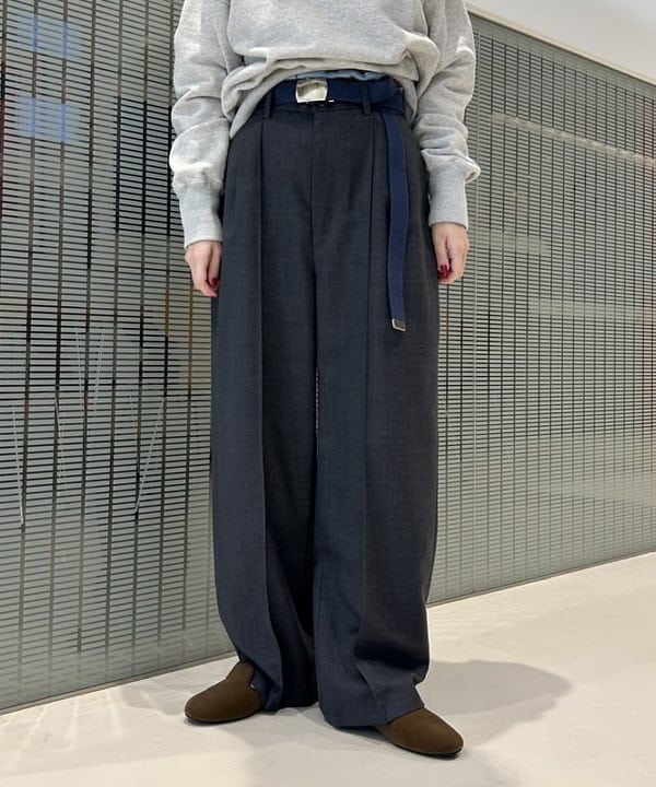 清水 彩乃さんの「BEAMS WOMEN｜フリーダムスリーブ Vネック スウェット」を使ったコーディネート