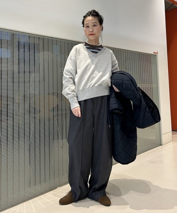 清水 彩乃さんの「BEAMS WOMEN｜フリーダムスリーブ Vネック スウェット」を使ったコーディネート