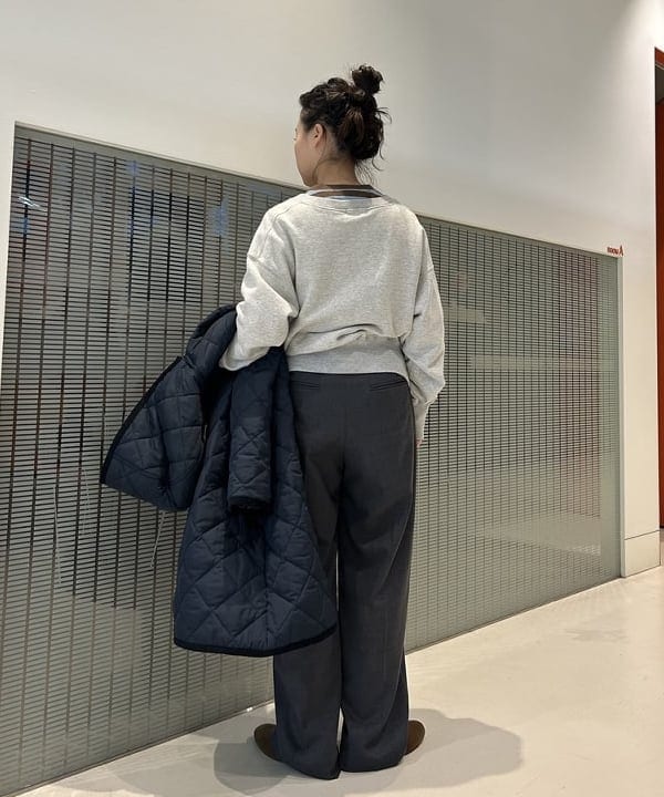 清水 彩乃さんの「BEAMS WOMEN｜フリーダムスリーブ Vネック スウェット」を使ったコーディネート