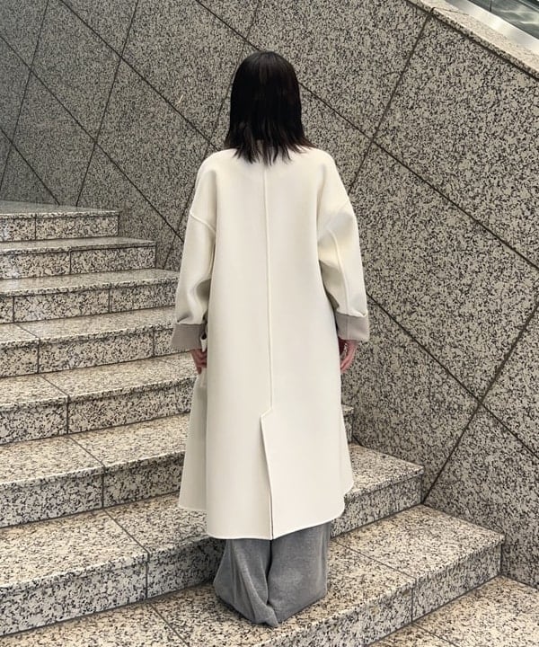 大槻 まひろさんの「BEAMS WOMEN｜リバー Vネック ロングコート」を使ったコーディネート