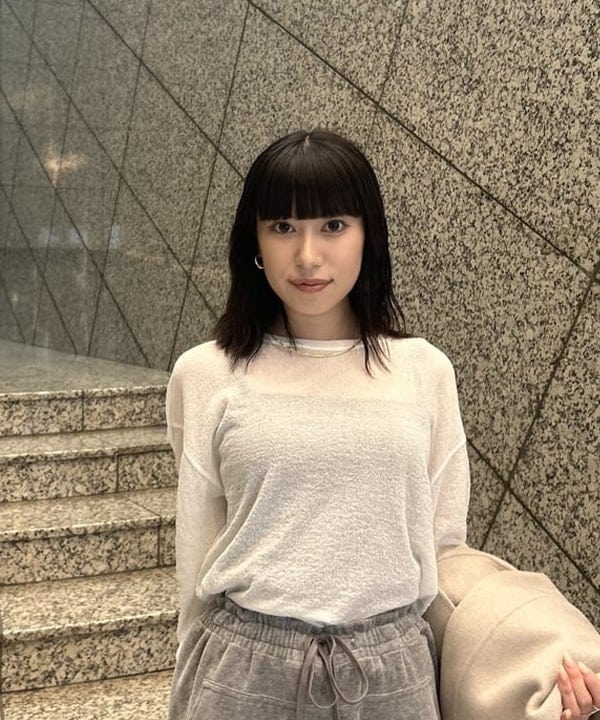 大槻 まひろさんの「BEAMS WOMEN｜リバー Vネック ロングコート」を使ったコーディネート