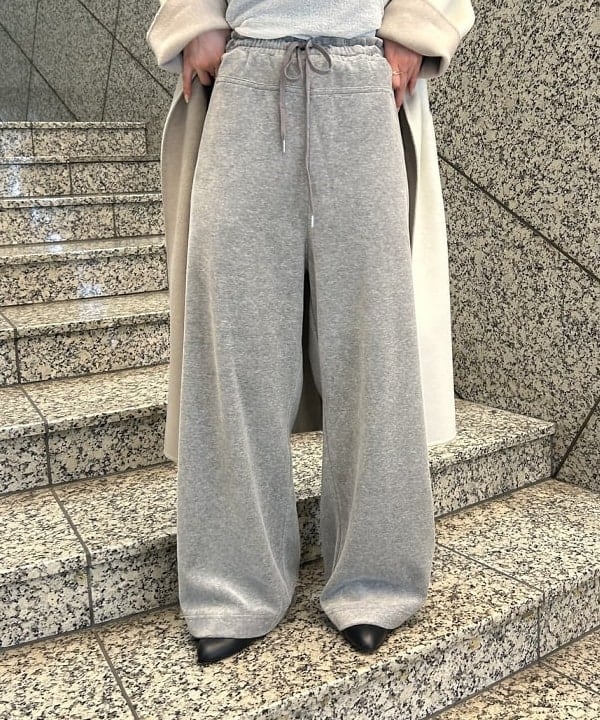 大槻 まひろさんの「BEAMS WOMEN｜リバー Vネック ロングコート」を使ったコーディネート