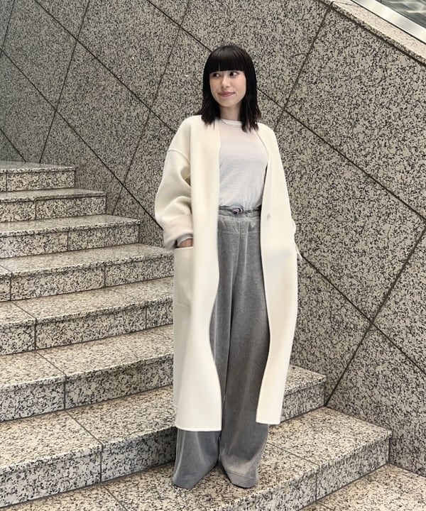 大槻 まひろさんの「BEAMS WOMEN｜リバー Vネック ロングコート」を使ったコーディネート