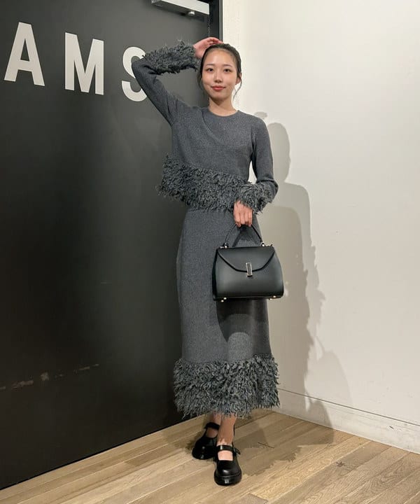 脱・無難なグレー。「動き」を纏う、シャギーニットセットアップ