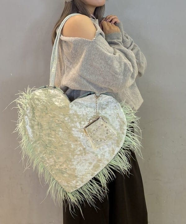 オカベ　アヤカさんの「BEAMS WOMEN｜【別注】Casselini / フラワー ニット帽」を使ったコーディネート