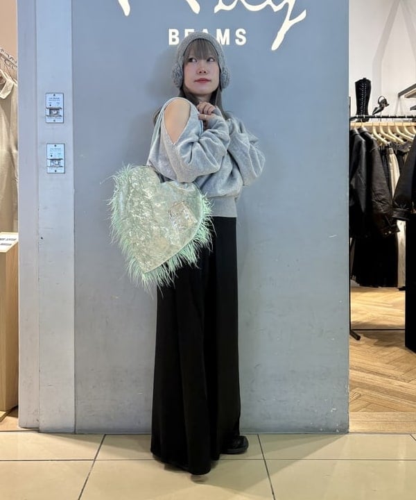 オカベ　アヤカさんの「BEAMS WOMEN｜【別注】Casselini / フラワー ニット帽」を使ったコーディネート