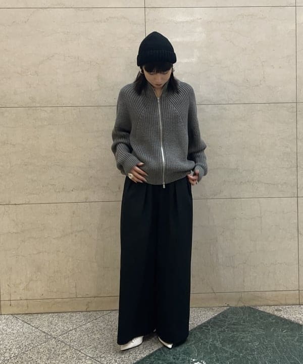 大槻 まひろさんの「BEAMS WOMEN｜BATONER / ドライバーズ ニット」を使ったコーディネート
