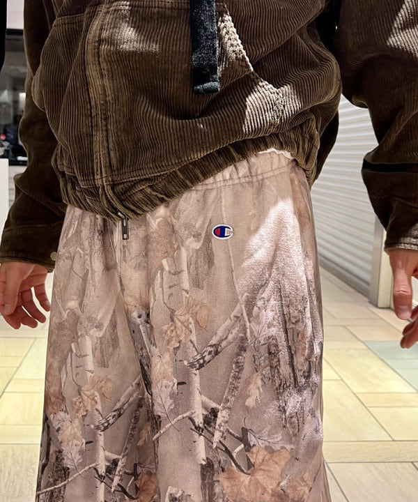 Kellyさんの「BEAMS WOMEN｜ワイドショートフィット フェード コーデュロイ フーデットブルゾン」を使ったコーディネート