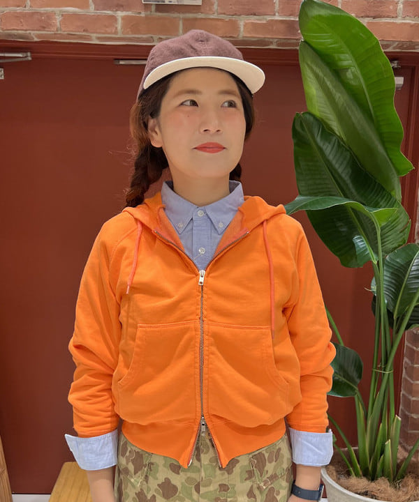 エノモト アミさんの「BEAMS WOMEN｜【別注】SCREEN STARS / フルジップ パーカー」を使ったコーディネート