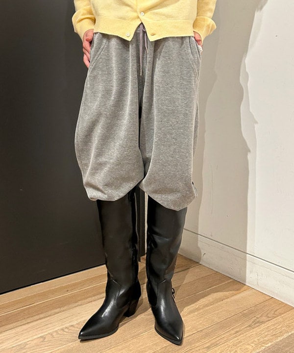 佐藤 亜美さんの「BEAMS WOMEN｜ベロア ワイド スウェット パンツ」を使ったコーディネート