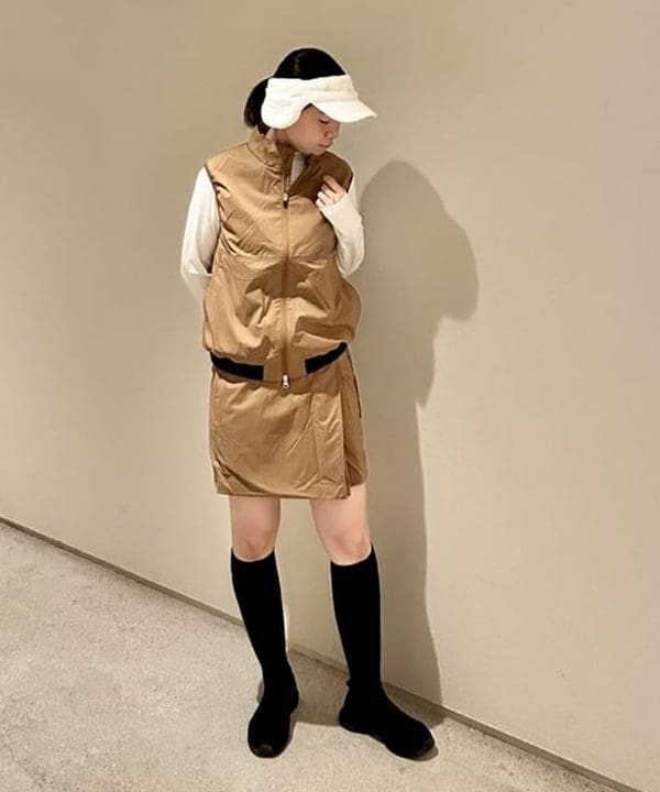 ビームスゴルフ　ベージュ ダウンベスト スカート ビームス ゴルフ 京都髙島屋S.C.店（1132354） スタイリング