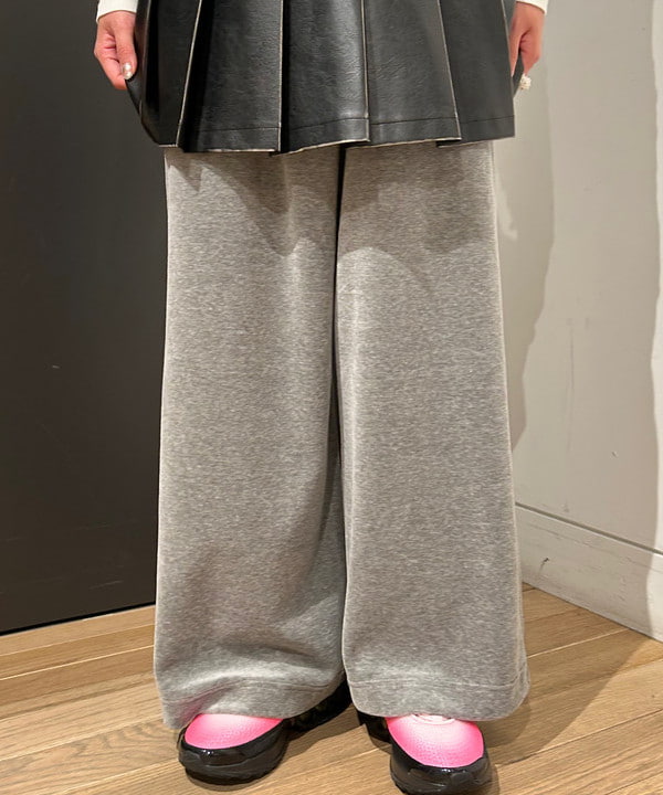 佐藤 亜美さんの「BEAMS WOMEN｜ベロア ワイド スウェット パンツ」を使ったコーディネート