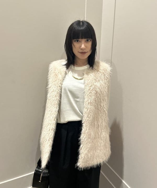 大槻 まひろさんの「BEAMS WOMEN｜ウェイビー フェイクファー ジレ」を使ったコーディネート