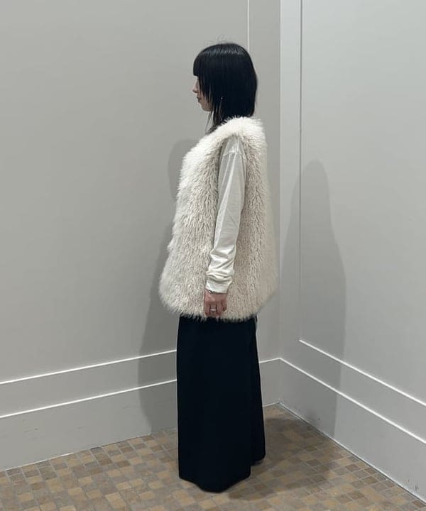 大槻 まひろさんの「BEAMS WOMEN｜ウェイビー フェイクファー ジレ」を使ったコーディネート