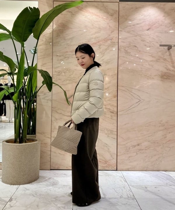 小笠原 楓さんの「BEAMS WOMEN｜AK+1 / ポロカラーショート カーディガン」を使ったコーディネート