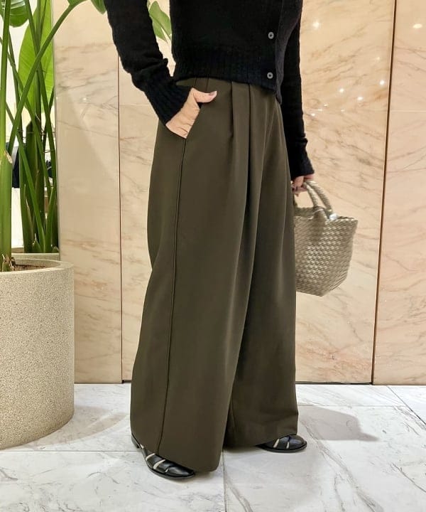 小笠原 楓さんの「BEAMS WOMEN｜AK+1 / ポロカラーショート カーディガン」を使ったコーディネート