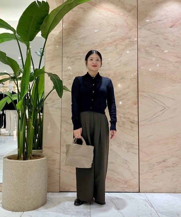 小笠原 楓さんの「BEAMS WOMEN｜AK+1 / ポロカラーショート カーディガン」を使ったコーディネート