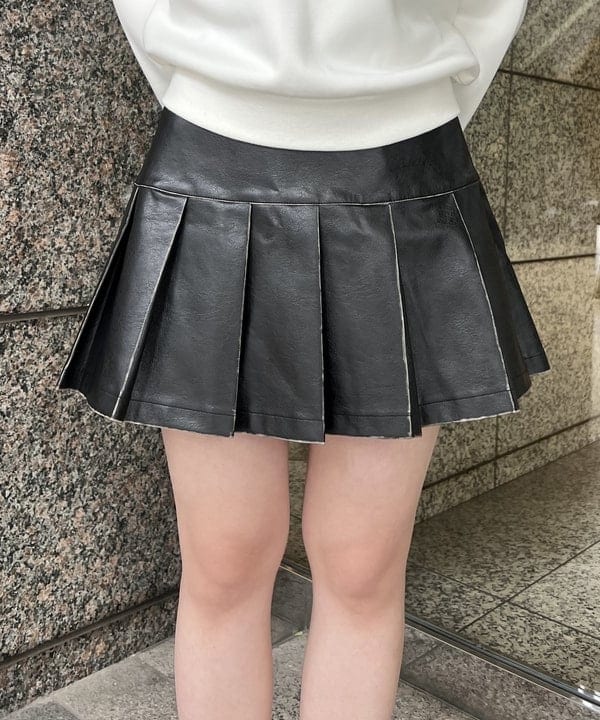 amiriさんの「BEAMS WOMEN｜フェイクレザー プリーツ ミニ スカート」を使ったコーディネート