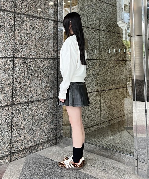 amiriさんの「BEAMS WOMEN｜フェイクレザー プリーツ ミニ スカート」を使ったコーディネート