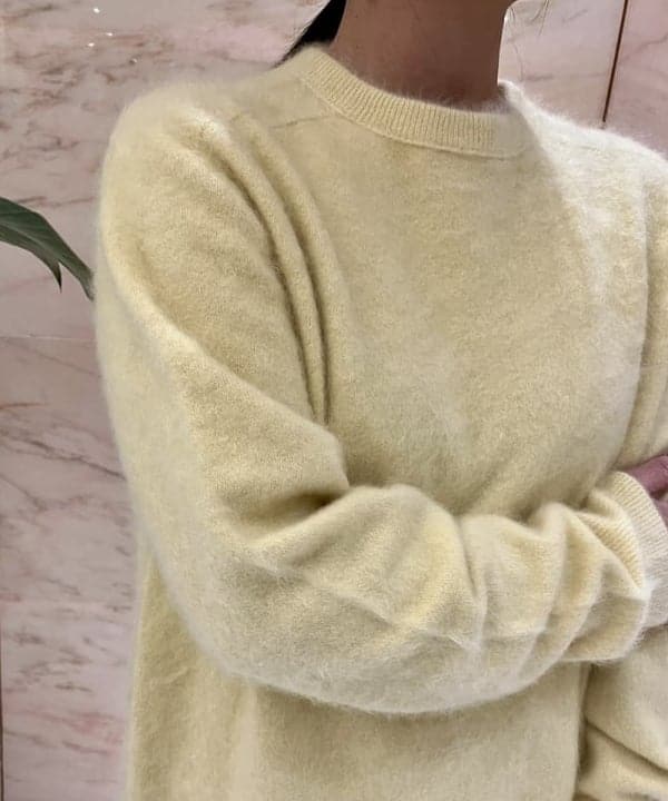 小笠原 楓さんの「BEAMS WOMEN｜ATON / カシミヤ クルーネック ニット」を使ったコーディネート