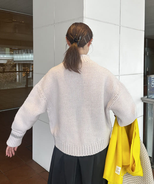 大浦 栞さんの「BEAMS WOMEN｜AK+1 / 3ゲージ ホールガーメント コクーン ニット」を使ったコーディネート