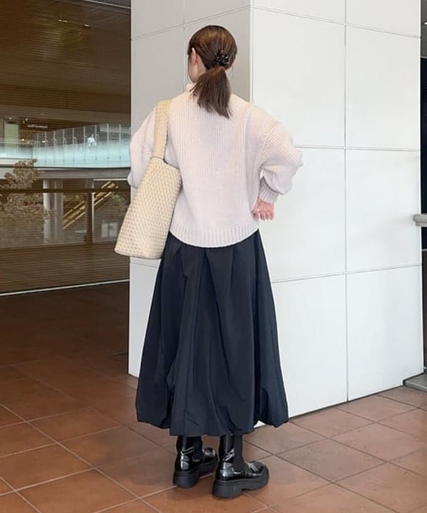 大浦 栞さんの「BEAMS WOMEN｜AK+1 / 3ゲージ ホールガーメント コクーン ニット」を使ったコーディネート