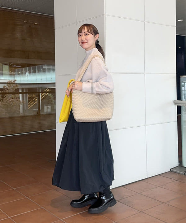 大浦 栞さんの「BEAMS WOMEN｜AK+1 / 3ゲージ ホールガーメント コクーン ニット」を使ったコーディネート